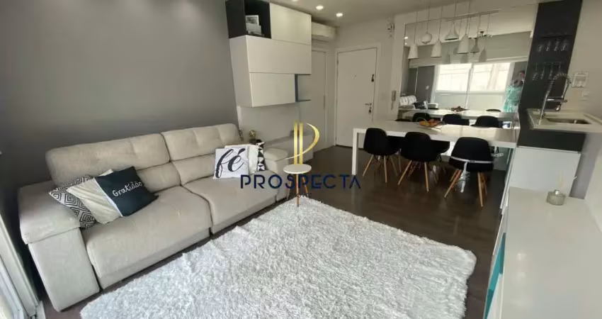 Excelente apartamento semimobiliado com 02 dormitórios sendo 01 suíte no bairro