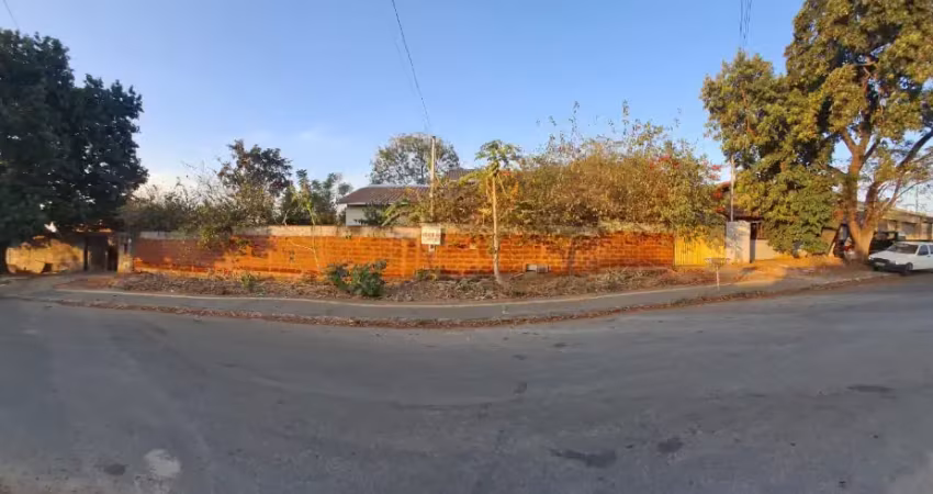 Casa pé direito alto,  2 quartos grandes com 1 suíte , 940m2 de lote, poço, pomar, todo murado. vila oliveira-aparecida de goiânia