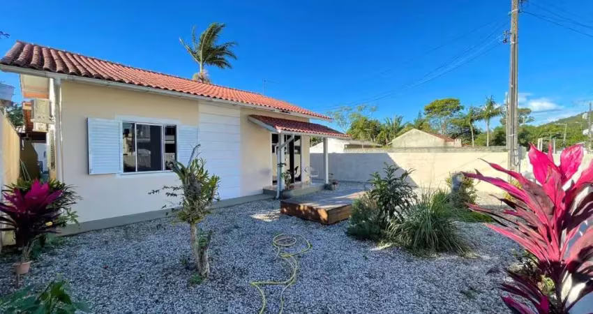 Casas de 01 e 02 dormitórios à venda na praia de palmas