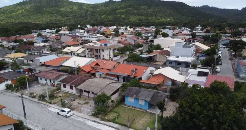 Investimento na praia de palmas - terreno com 4 casas a venda