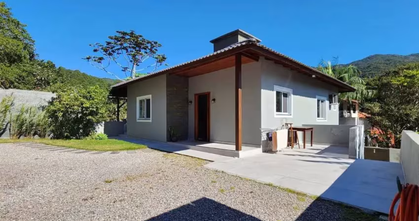 Linda casa a venda na praia da costeira / baía dos golfinhos