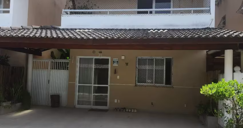 Casa triplex em condomínio fechado com energia solar!