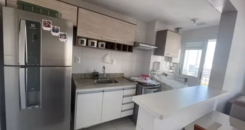 Apartamento espaçoso com sacada e vista livre, sem necessidade de reforma.