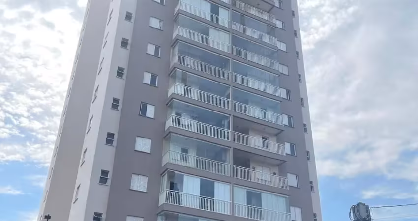 Apartamento espaçoso com sacada e vista livre, sem necessidade de reforma.