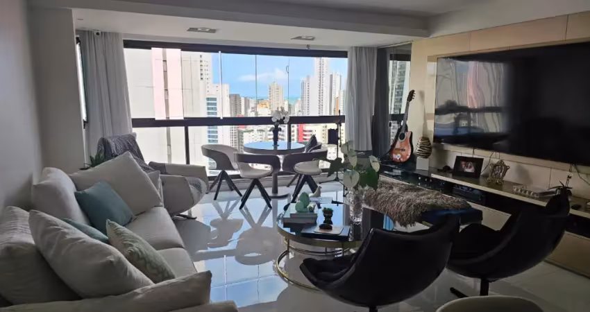 Apartamento totalmente planejado. armários nos quartos e cozinha. mobiliado, uma varanda maravilhosa.