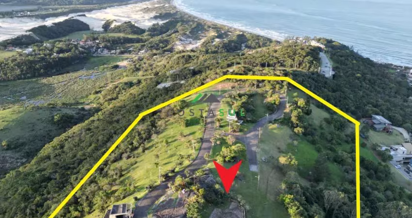 Terreno com vista linda para praia de garopaba. localizado no condomínio miradou