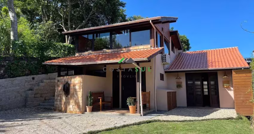 Casa em estilo rústico de excelente padrão de qualidade localizada na praia do r