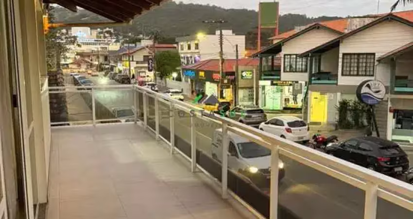 Amplo apartamento no centro de garopaba para locação anual