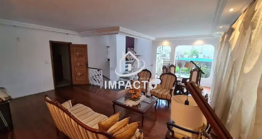 Tríplex com 600m², 4 quartos, 4 vagas e piscina privativa.