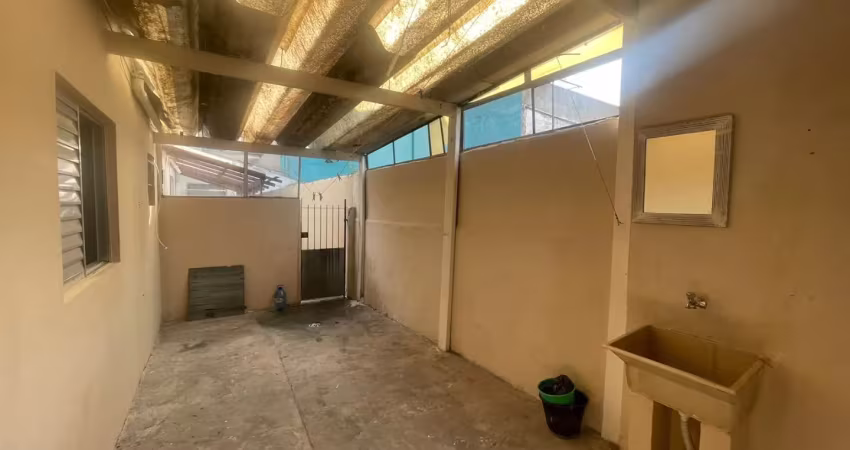 Casa 1 dormitório aluguel r$ 1.150,00 aceita depósito. (localizado na rua do oratório, travessa avenida paes de barros)