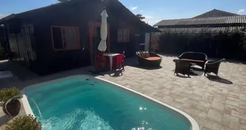 Casa com piscina a venda 'porteira fechada' em praia do meio, palhoça/sc