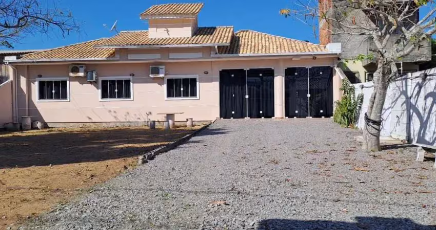 Casa para aluguel anual na praia do meio/praia pinheira