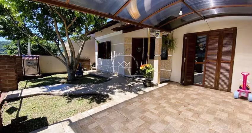 Casa com 2 dormitórios, pátio frente e fundos no bairro aliança