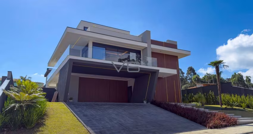 Casa alto padrão com 4 quartos sendo 3 suítes, 5 vagas de garagem, no Jardim Amélia, Pinhais - PR.