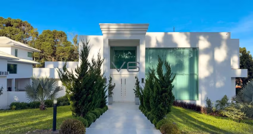Casa em Condomínio, com 5 suítes, 528 m² privativos, 8 vagas de garagem, no Santa Cândida, Curitiba - PR.