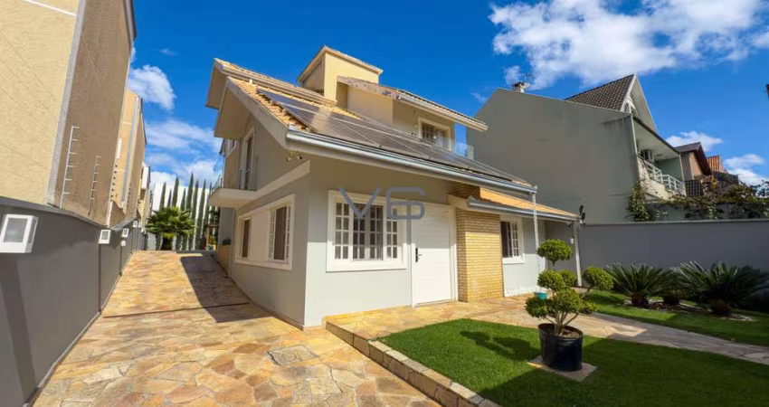 Casa de Alto Padrão com 3 Dormitórios | 201m² | Rua Sem Saída no bairro Atuba