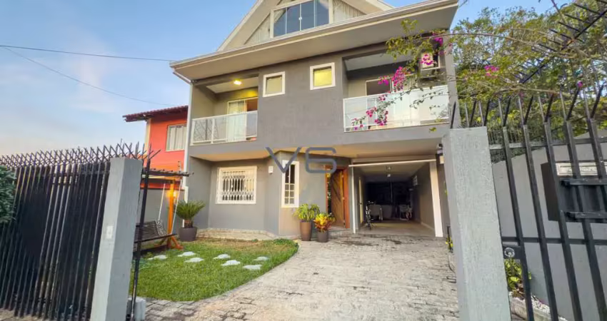 Casa Triplex com 213,96 m² privativos, 5 quartos, 4 vagas de garagem, no Abranches, Curitiba-PR.
