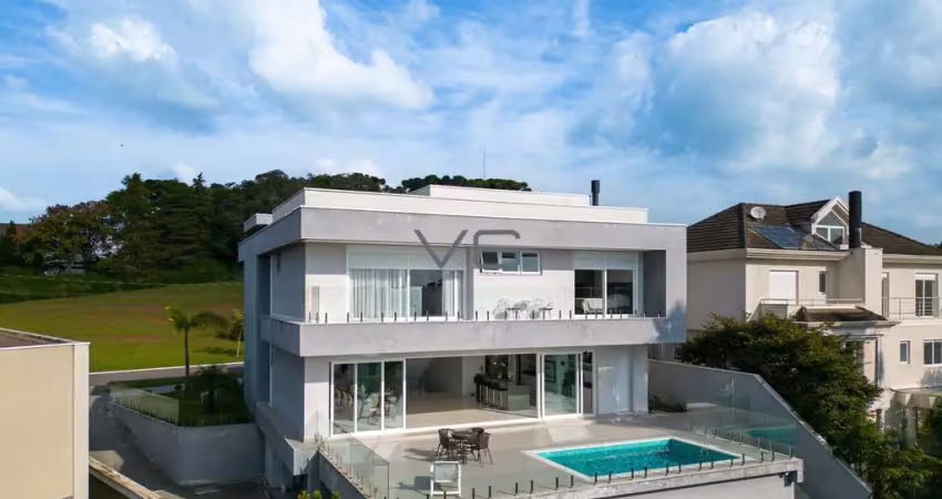Casa Alto Padrão com 4 suítes, 583 m² privativos, 4 vagas de garagem, no Alphaville, Pinhais-PR.