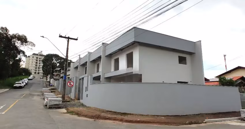 Sobrado geminado com 1 suíte e mais 2 quartos no bairro costa e silva