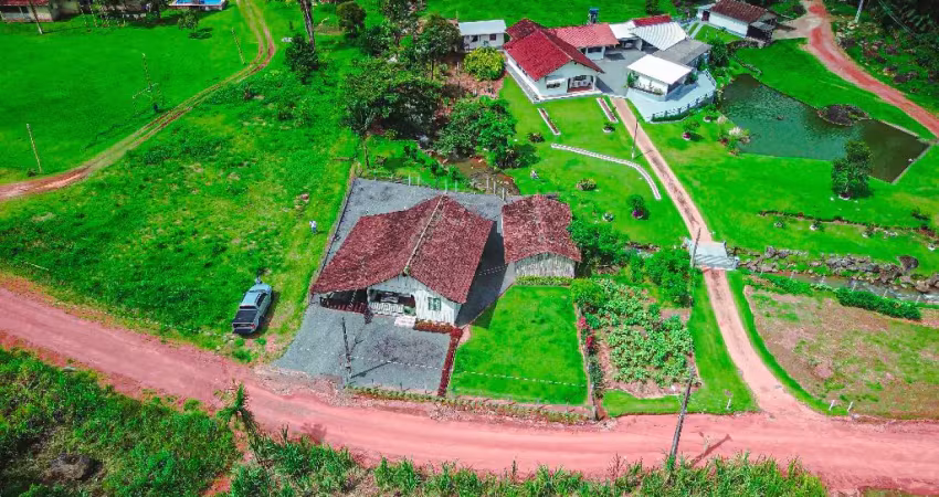 Casa de madeira em rio dos cedros, com 90m², terreno amplo e rodeada pela natureza!