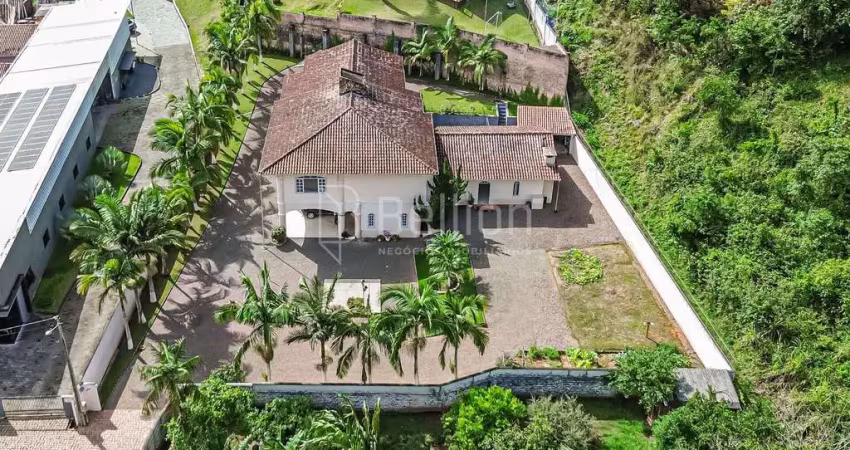 Casa com 4 quartos, hidromassagem e terreno de 2.000 m² disponível no bairro gávea em rodeio!