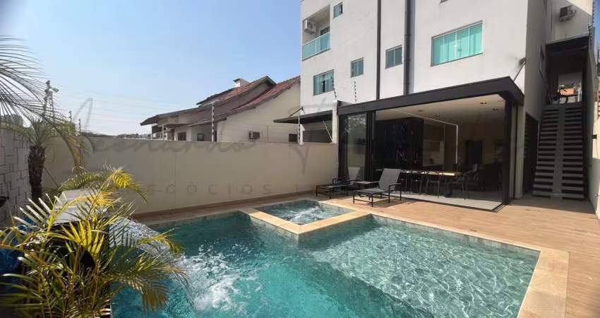 Sobrado com piscina, mobiliado próximo a avenida Maringá.