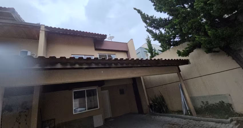 Aluga-se sobrado de 100 m2 em condomínio fechado jd das américas/ uberaba ao lado da coca cola