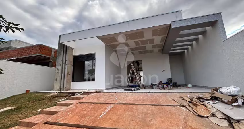 Casa com 03 suítes sendo 01 suíte com closet e piscina com cascata no condomínio falls ville