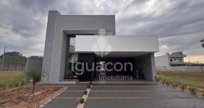 Casa com 03 suítes e piscina aquecida no condomínio fechado horizontal iguaçu