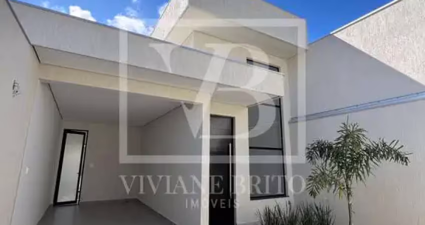 Casa linear à venda no bairro ingá, 3 quartos, sendo 1 suíte, pé-direito duplo e claraboia