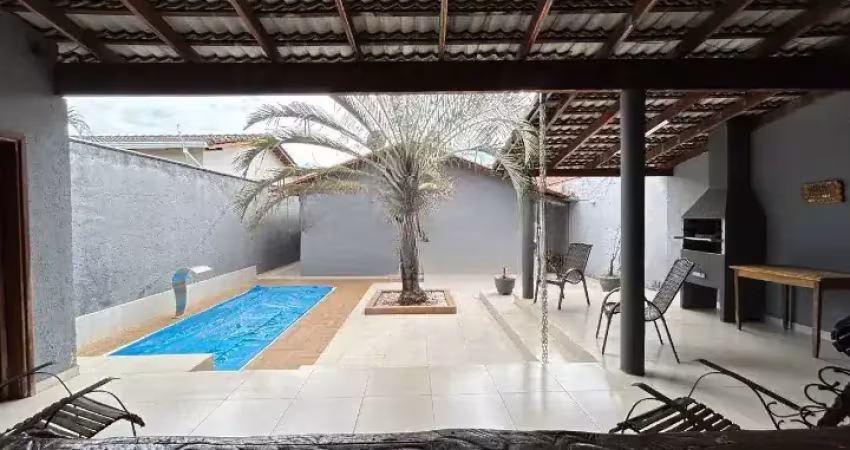 Maravilhosa casa com  pisicna e área gourmet e churrasqueira