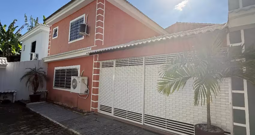 Sobrado para venda tem 180 metros quadrados com 2 quartos