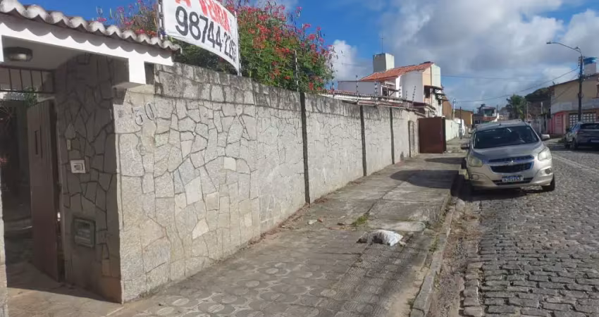 Casa em nova parnamirim localização estratégica para clínica,  consultório e  residência, com com estacionamento para 10 carrosagora por apenas 620mil