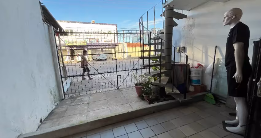 Duas casas no feitosa com 2/4 cada. excelente para moradia ou investimento.