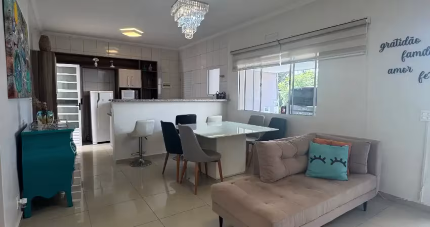 Casa térrea com 3 dormitórios, no estilo porteira fechada em condomínio