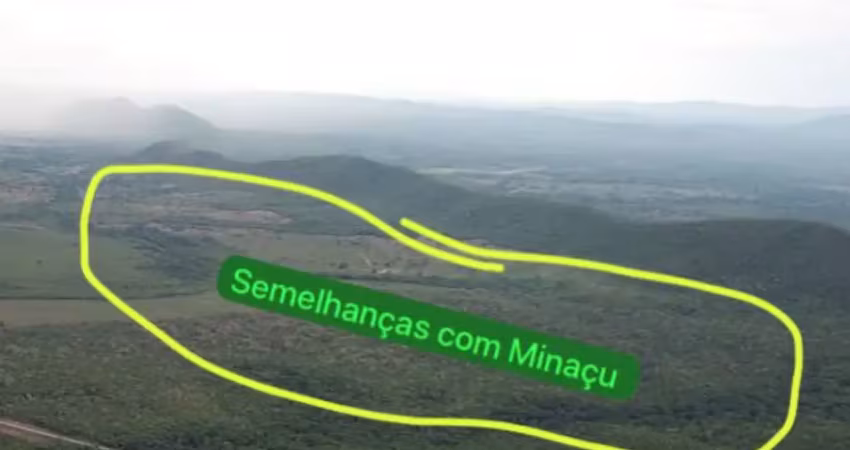 Fazenda plana com formação geológica propensa a mina de terras raras, próximo à ferrovia norte/sul