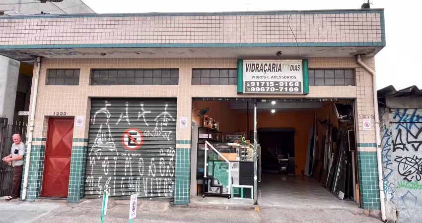 Excelente oportunidade para investimento ou moradia! imóvel composto por 1 ponto comercial na frente, 2 vagas de garagem e 6 casas independentes nos fundos, ideal para quem busca renda mensal com loca