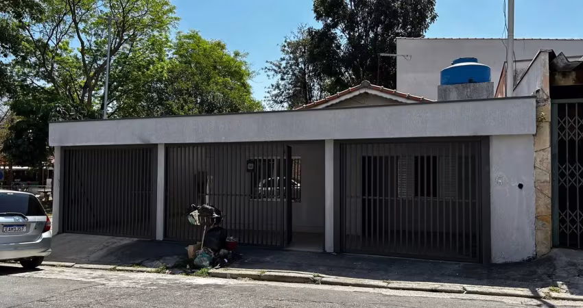 Casa térrea completa, com 2 vagas de garagem, 2 quartos amplos, cozinha espaçosa, sala arejada e área de lavanderia coberta, além de um quartinho ideal para guardar as bagunças do dia a dia. localizaç