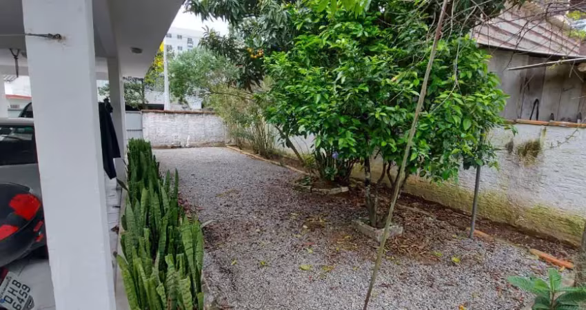 Possui escritura matriz, casa não averbada e não aceita financiamento. praia de fora palhoça