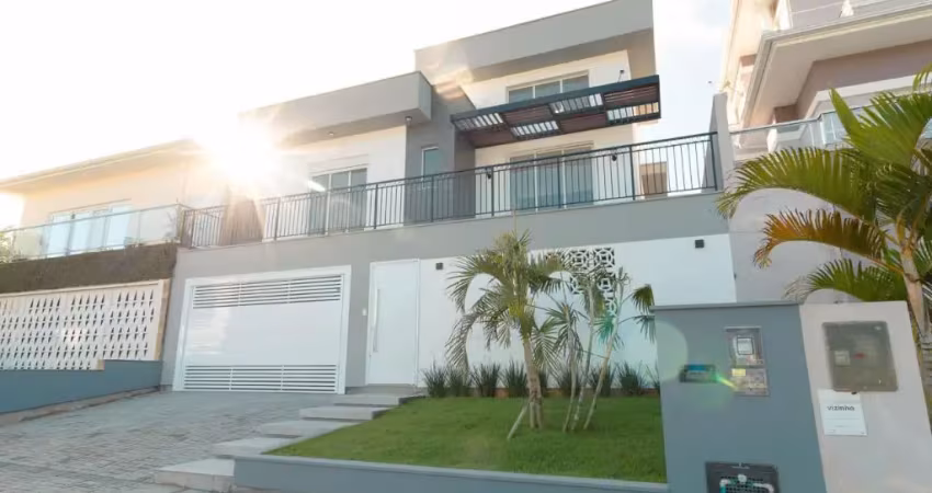 Sua casa na pedra branca com 3 quartos, suíte, sacada com passagem lateral da casa e muito mais!