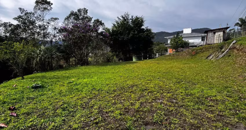 Terreno urbano com 807 m2, situado em local tranquilo de rua sem saída em contato com a natureza.