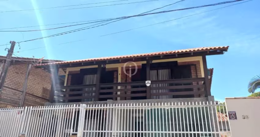 Sobrado com piscina no centro de balneário piçarras/sc.