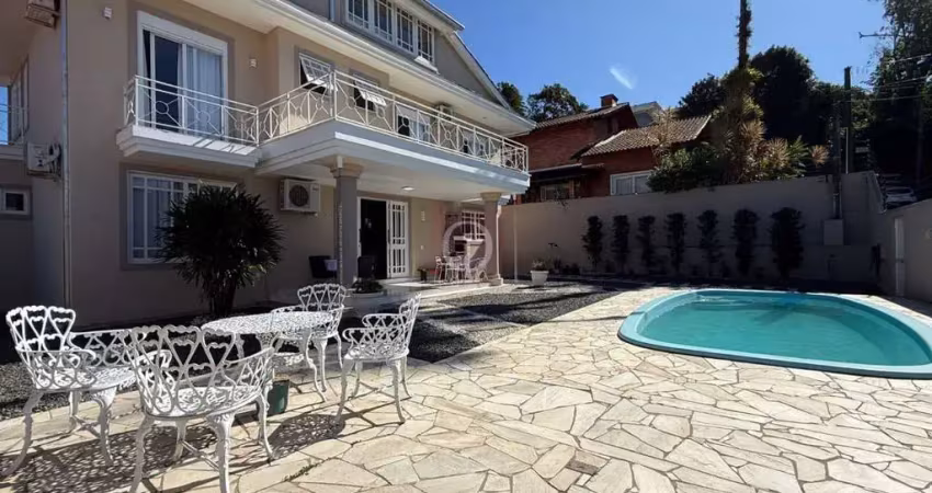 Casa ampla em condomínio fechado no bairro glória em joinville/sc.