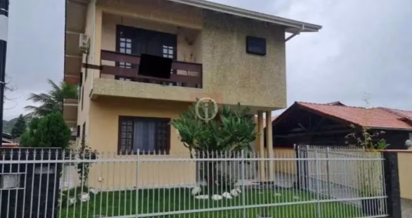 Sobrado averbado com edícula no bairro saguaçu, em joinville/sc.
