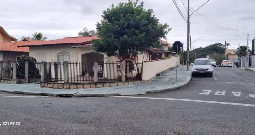 Casa semimobiliada de esquina no bairro saguaçu em joinville/sc.