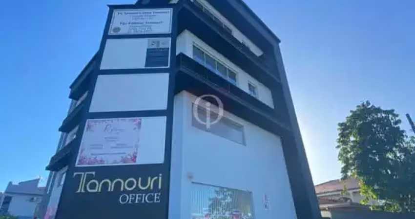 Sala comercial para locação com 33m², localizada em frente ao hospital regional.