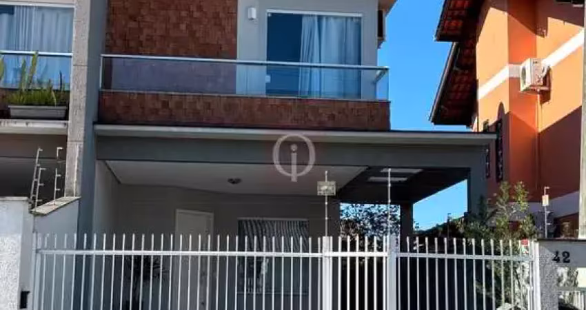 Casa com 3 quartos à venda no Jardim Iririú, Joinville 