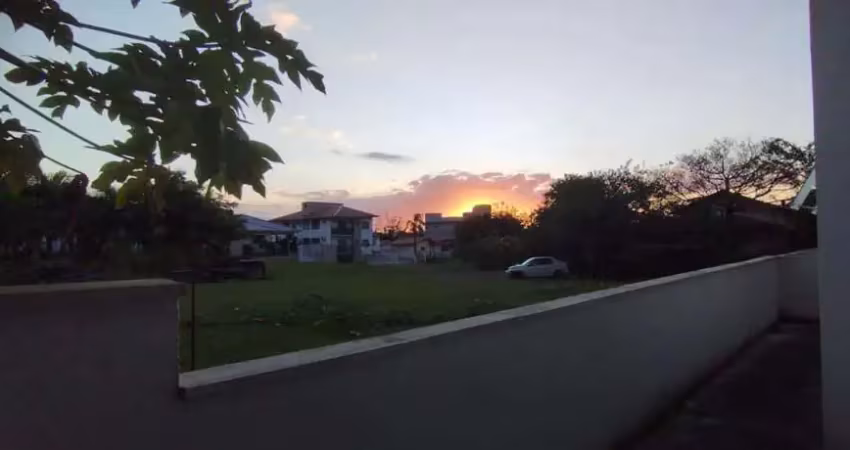 Amplo apartamento com 3 dormitórios (1 suíte) e área externa privativa no campeche!