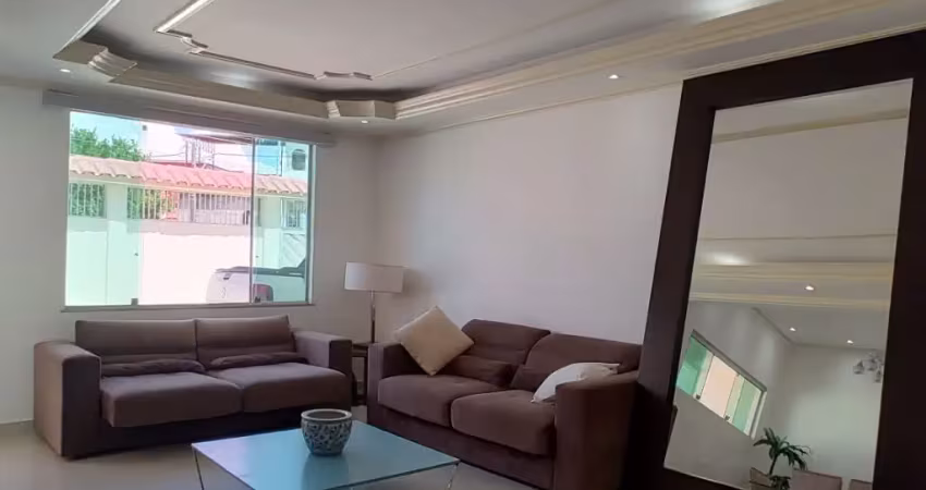 Casa aconchegante com 3 quartos sendo 1 suíte e 2 semi suítes casa com piscina