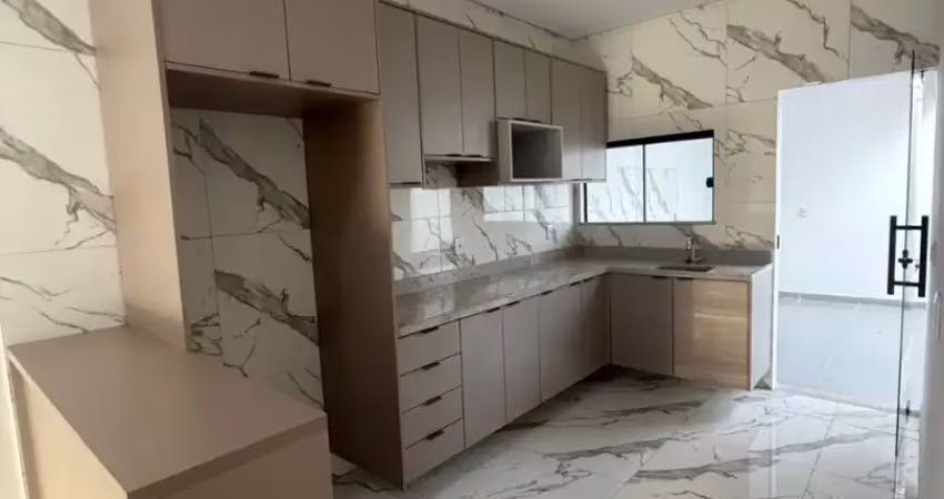 Casa em residencial fechado / parque das laranjeiras/ 2 qrts + quintal